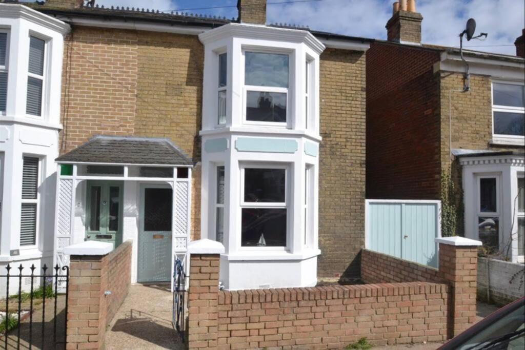 No43: Versatile 4Br Coastal Home With Summer House Cowes  Exterior photo
